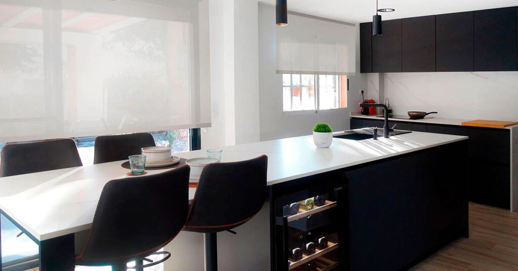cocina a medida con isla central en Valencia