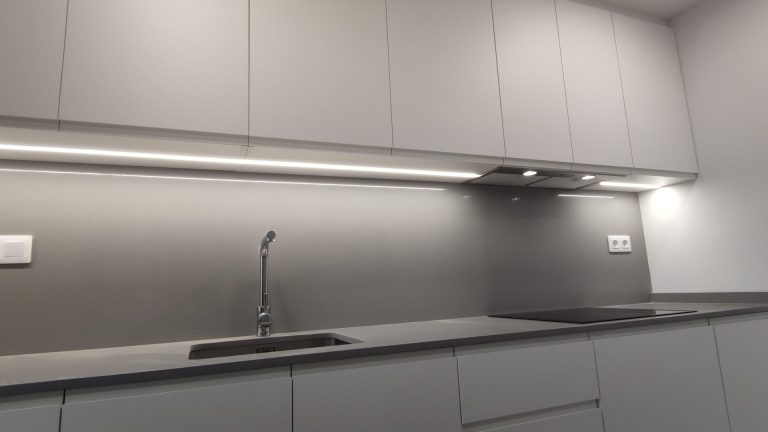 cocina a medida en gris con iluminación LED integrada en Valencia