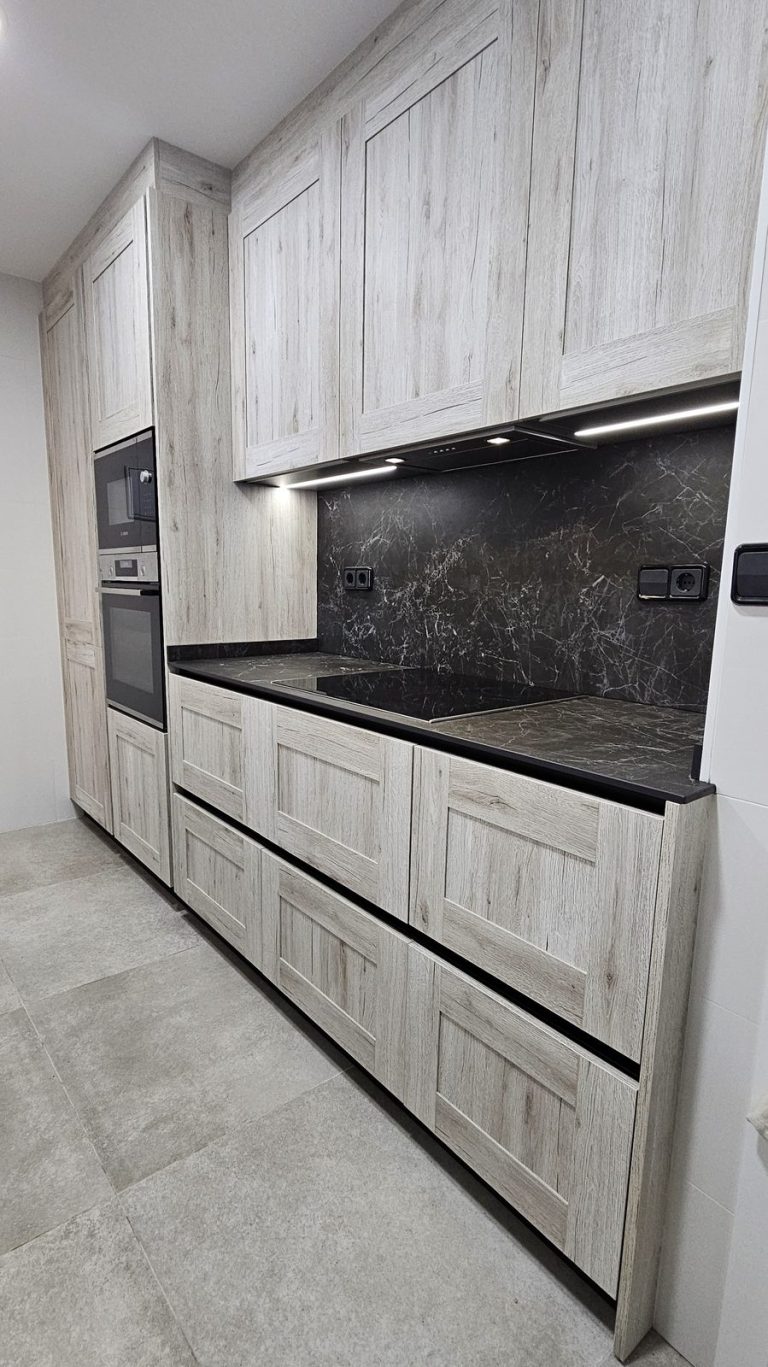 Cocina a medida en acabado roble blanco con iluminación LED integrada