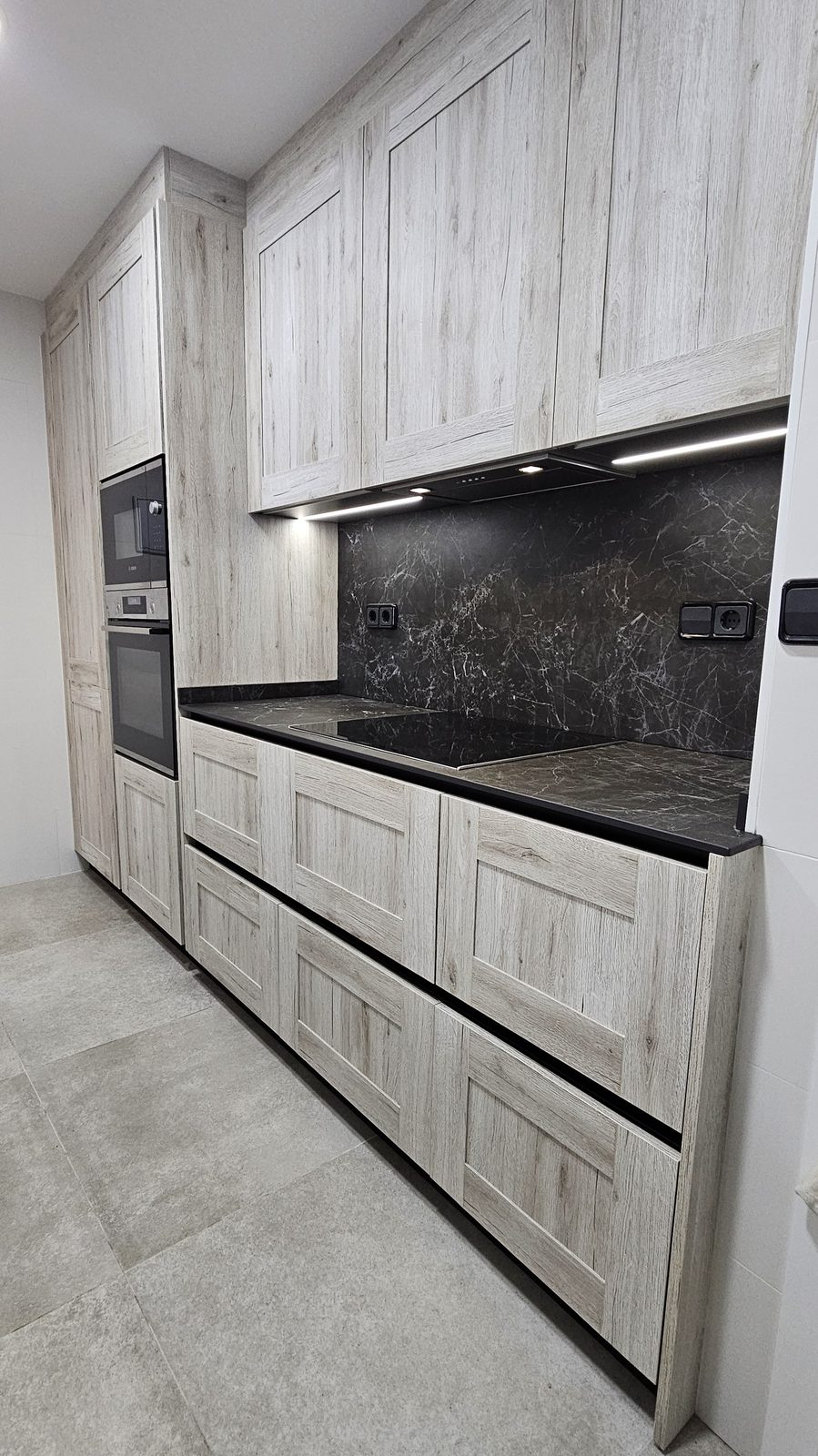 Cocina a medida en acabado roble blanco con iluminación LED integrada
