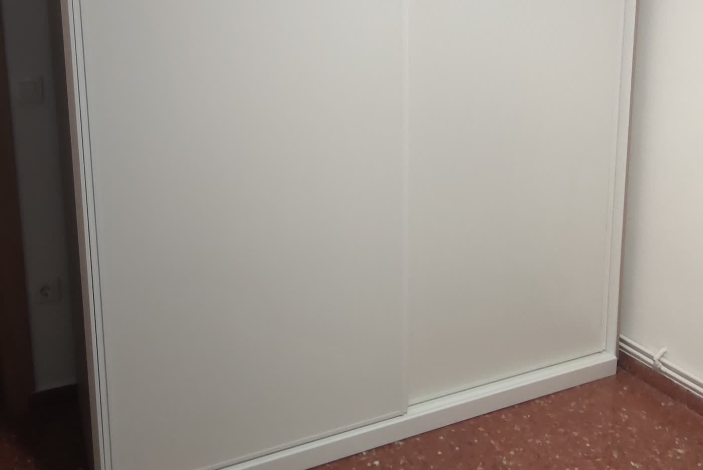 Armario de puertas correderas lacado en blanco a medida en Cheste (Valencia)