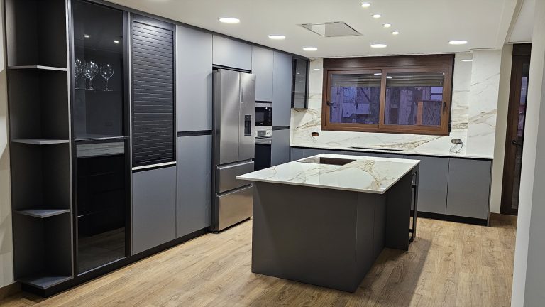 Cocina a medida en gris con isla de mármol en Canet (Valencia)
