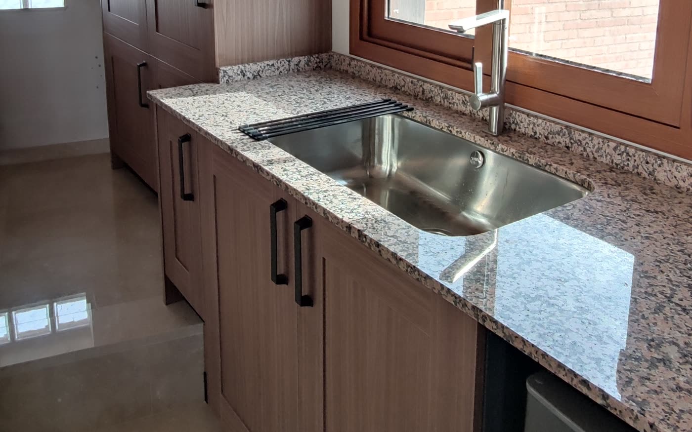 Encimera de granito instalada con fregadero bajo encimera en Valencia