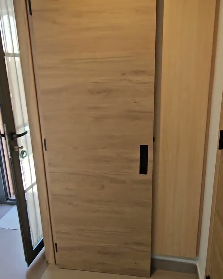 Puerta corredera de roble a medida instalada en La Cañada (Valencia)