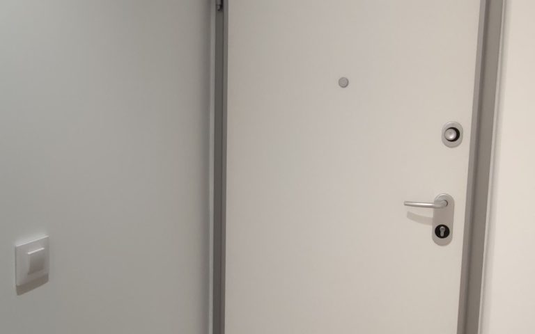 Puerta de entrada a medida con herrajes de seguridad en Valencia